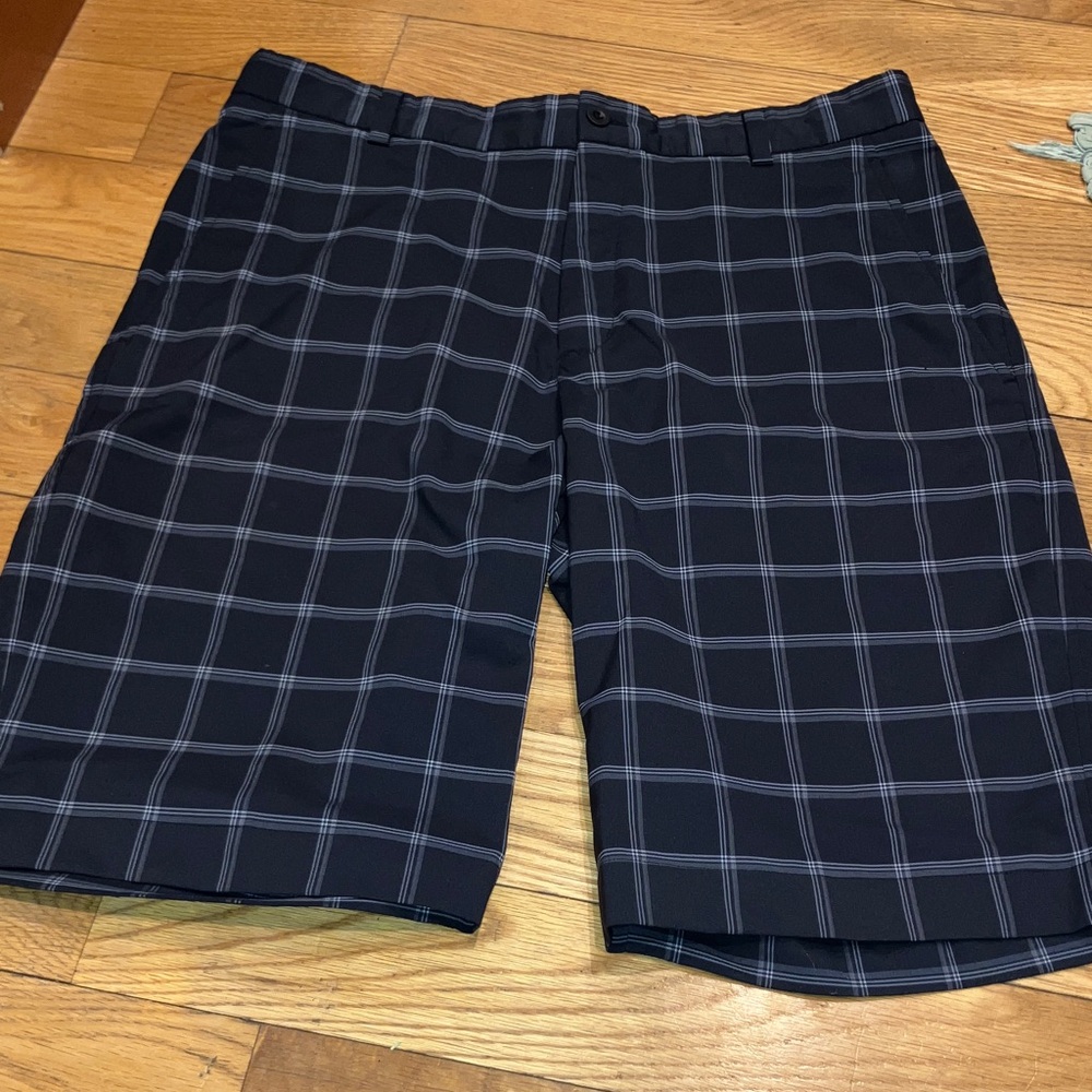 Nike Shorts Men’s Size 32 Black Plaid Swoosh Golf Dri Fit Flat Front Chino